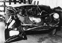 Ein schwerer Verkehrsunfall: 1958 war Edith Piaf mit ihrem damaligen Freund, dem Sänger Georges Moustaki, unterwegs. Moustaki verlor die Kontrolle über den Wagen und raste in einen LKW. Piaf musste mehrfach operiert werden und wurde abhängig vom Schmerzmittel Morphium. (Bild: Keystone)