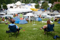 Liegestuhl und Bier in der obligaten PET-Flasche. (Bild: Luca Linder)