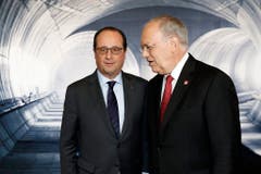 Johann Schneider-Ammann begrüsst den französischen Präsidenten Francois Hollande. (Bild: Keystone)