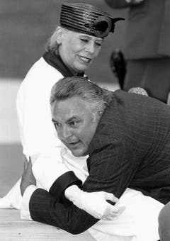 Probe zu Friedrich Dürrenmatts Klassiker "Der Besuch der alten Dame" am 15. Juli 1997 auf Schloss Girsberg bei Kreuzlingen mit den beiden Hauptdarstellenden Mathias Gnädinger und Rosalinde Renn. (Bild: Keystone)