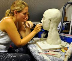 Eine Anthropologin trägt die «Hautschicht» auf. (Bild: pd/Robin Gommel)