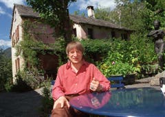 Im Herzen ein Tessiner: Der gebürtige Deutschschweizer Dimitri vor seinem Haus in Borgnone 1995. (Bild: KARL MATHIS (KEYSTONE))