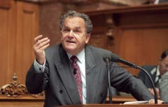 Bundesrat Otto Stich am 21. September 1994 bei einem Votum in der Herbstsession im Ständerat. (Bild: Keystone)