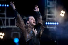 Der Sänger der Band Wanda sorgt für Stimmung. (Bild: Benjamin Manser)