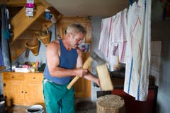 Bischof beim Holzhacken. (Bild: Urs Bucher)