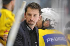 Auch der Bern-Trainer macht mit: Der Uzwiler Lars Leuenberger macht sich sogar die Mühe, seine Gesichtsbehaarung in Form zu rasieren. (Bild: Keystone)