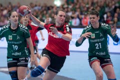 Thuns Teja Ferfolja zieht an den St.Gallerinnen Jeannine Fink (links) und Kathryn Fudge (rechts) vorbei. (Bild: Keystone)