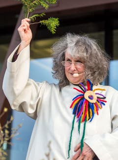 Die katholische Gemeindeleiterin Gaby Zimmermann segnete den neuen Steg. (Bild: Reto Martin)