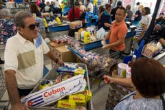 Massenansturm in den Einkaufsläden: Die Menschen in Miami bunkern Vorräte. (Bild: Keystone)