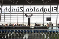 Der Ausblick auf das Rollfeld soll die Wartezeit bis zum Abflug verkürzen. (Bild: Ralph Ribi)