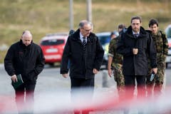 Bundesrat Guy Parmelin (Mitte) trifft am Unglücksort ein. (Bild: Keystone)