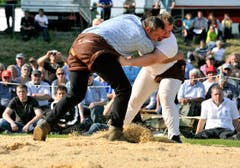 Nöldi Forrer und Beni Notz im Schlussgang am Kantonalen Schwingertag in Weinfelden. (Bild: Reto Martin)
