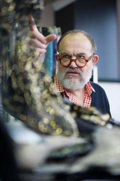 Christian Lacroix bei der Firma Jakob Schlaepfer (Bild: Michel Canonica)