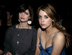Dieses Bild vom 15. Februar 2006 zeigt Peches Geldof (rechts) mit ihrer Schwester Pixie bei der London Fashion Week. (Bild: Keystone)