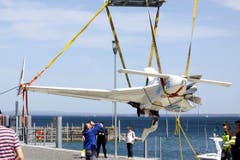 Der linke Flügel und der Propeller der Maschine wurden beim Aufprall aufs Wasser beschädigt. (Bild: Rudolf Hirtl)