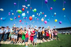 Mit vielen bunten Luftballons feiern auch die Kleinen ganz gross. (Bild: URS FLUEELER)