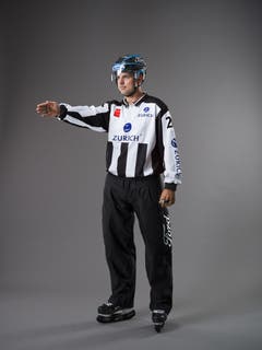 Abseits (IIHF-Regel 78): Die einzige Abseitslinie ist die blaue Linie der Angriffszone. Um ein Abseits zu verhindern, dürfen die Spieler des angreifenden Teams diese Linie nicht vor dem Puck überqueren. Der Linesman unterbricht zuerst das Spiel mit einem Pfeifsignal und zeigt dann mit ausgestrecktem Arm auf die blaue Linie. (Bild: Keystone)
