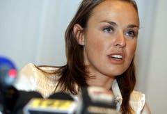 Ihren Tiefpunkt erreicht Martina Hingis 2007. Das Comeback verläuft nicht wie erhofft, eine positive Dopingprobe von Wimbledon versetzt ihrer Karriere den Todesstoss. Hingis bestreitet vergeblich die Vorwürfe, Kokain genommen zu haben. (Bild: Keystone)