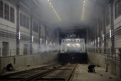 Die "Euregia" schaute bei Revisionen bisher aus der Werft, weil sie zu lang war - nun passt sie komplett ins Gebäude. (Bild: Reto Martin)