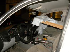 Auch der Lenker dieses Autos sieht deutlich zu wenig, wenn er durch das rechte Seitenfenster schauen will. (Bild: Stadtpolizei St.Gallen)