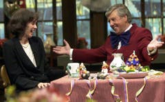 Karl Moik im März 2000 mit der damaligen Basler Regierungsrätin Barbara Schneider bei der Hauptprobe zum "Musikantenstadl". (Bild: Keystone)