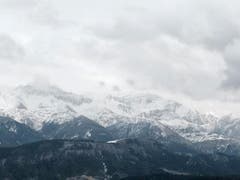 In diesem unwegsamen Gebirgszug ist die Maschine abgestürzt. (Bild: Keystone)