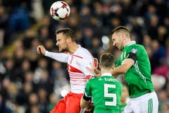 Der Schweizer Haris Seferovic, links, kämpft mit Jonny Evans, Mitte, und Gareth McAuley um den Ball. (Bild: Laurent Gilliéron / Keystone)