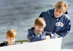 Prinzessin Diana und ihre Söhne Prinz Harry, links, und Prinz William auf Bootstour mit der «Maid of Mist» bei den Niagara Fällen. (Bild: Hans Deryk/AP (Niagara Falls, Oktober 1991))
