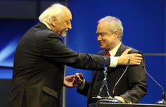 Komiker Karl Dall, der regelmässig in Kurt Felix' Show "Verstehen Sie Spass?" auftrat, übergab Felix im Juni 2011 den Lifetime Award für sein Lebenswerk. Dies im Rahmen des Schweizer Fernsehpreises. (Bild: Keystone)