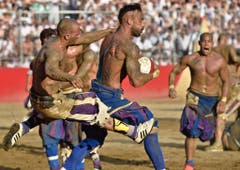 MANN, MAENNLICH, CALCIO, FIORENTINO, HISTORISCH, TRADITION, AMATEURE, MANN, OBERKOERPER, NACKT, SANDIG, SAND, SPIELPLATZ, GERANGEL, SCHMUTZIG, MAENNER, KOERPER, KAMPF, SIEG, SPIEL (Bild: Keystone)