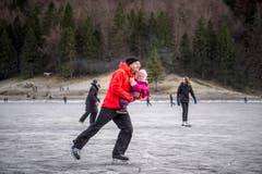 Die Ostschweiz läuft Schlittschuh auf dem Seealpsee (Bild: Urs Bucher)