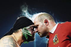 Dampfend: das Ritual nach dem Rugby-Fight – ein Maori aus Neuseeland (links) mit dem irischen Nationalspieler Rory Best. (Bild: Hannah Peters (Getty Images AsiaPac))