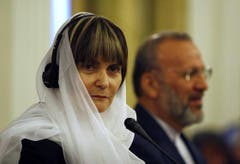 Hoch umstritten: eine verschleierte Micheline Calmy-Rey bei ihrem Besuch in Iran. (Bild: Vahid Salemi (AP))