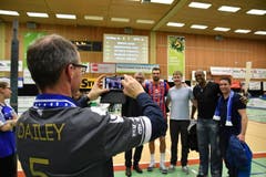 Stadtrat Hungerbühler schiesst ein Erinnerungsfoto mit Brett Dailey (5). (Bild: Manuel Nagel)