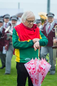 Gilbert Gress steht an der Seitenlinie: Wie lange dauert das Spiel noch? (Bild: Andrea Stalder)