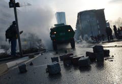 Auf der Strasse liegen Steine. (Bild: Keystone)