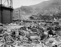 Nur noch ein Tank steht in Nagasaki nach dem Atombombenabwurf aufrecht. (Bild: Keystone)