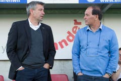 Urs Fischer im vergangenen Frühling im Zwiegespräch mit dem damaligen Aarau-Trainer Raimondo Ponte. (Bild: Keystone)