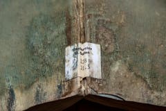 Ein Bestand aus dem Jahr 1822: Die Farbe des Buchrückens ist kaum noch zu erkennen. (Bild: Urs Lindt)