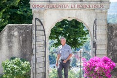 Der sonst stets tadellos gekleidete Didier Burkhalter erschien im Kurzarmhemd – ein Stilbruch mit Symbolgehalt. (Bild: Keystone)