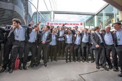 Die Hockey-Nati posiert mit den Medaillen in Kloten. (Bild: Keystone)
