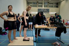 Auch die Frauen müssen auf die Waage steigen: Sie können in den Kategorien 500 sowie 540 Kilogramm an den Start. (Bild: Michel Canonica)