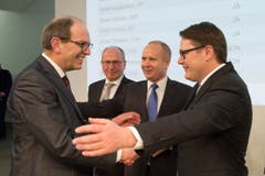 Beni Würth (rechts) heisst Bruno Damann im St.Galler Regierungsrat willkommen. (Bild: Urs Bucher)