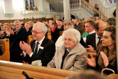 Stolze Mutter: Hedi Altherr (Mitte) zwischen ihrem Sohn Hans Altherr und dessen Lebenspartnerin Andrea Kind. (Bild: Keystone)