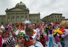 Mit roter Nase und Modellierballons besuchen die Clowns auch kranke Kinder in Spitälern. (Bild: Keystone)
