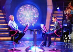 1999 übernahm Jauch die Quizshow "Wer wird Millionär?". Ein Bild aus einer Sendung vom Dezember 2000. (Bild: Keystone)