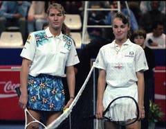 Im Februar 1995 trifft Martina Hingis zum ersten Mal auf die grosse Steffi Graf - und verliert. (Bild: Keystone)