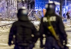 Eine unbewilligte Demonstration artete im Februar rund um die Berner Reitschule aus. Mit Flaschen und Feuerwerkskörpern griffen vermummte Demonstranten die Polizisten an. Elf Menschen mussten wegen des Vorfalls ins Spital. Zudem entstand ein Sachschaden von über Hunderttausend Franken. (Bild: STRINGER (KEYSTONE))