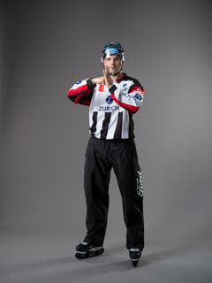 Check gegen die Bande (IIHF-Regel 119): Ein Spieler, der einen Gegenspieler mit dem Körper oder dem Ellenbogen checkt, ihn angreift oder ihm so das Bein stellt, dass dieser dadurch heftig gegen die Bande geworfen wird. Mit der geballten Faust wird auf Brusthöhe in die andere, offene Hand getippt. (Bild: Keystone)