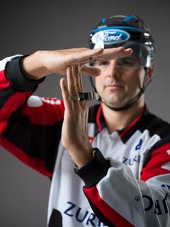 Time-Out (IIHF Regel 61): Jedem Team ist ein 30-Sekunden-Time-Out im Spiel erlaubt (in der regulären 60-minütigen Spielzeit einschliesslich Verlängerung). Beide Hände formen auf Brusthöhe ein „T”. (Bild: Keystone)